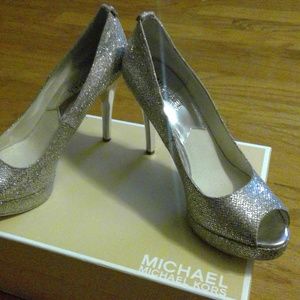 Michael Kors Size 8.5M YORK Silver Glitter heels